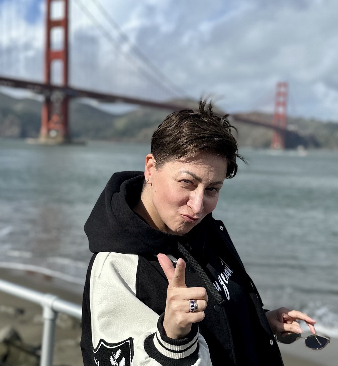 Анна в поездке у моста Golden Gate