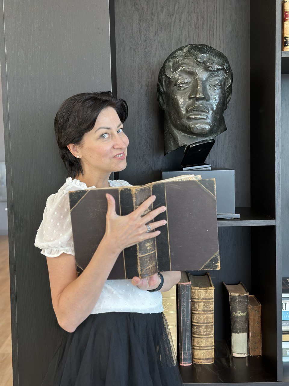 Анна с книгами